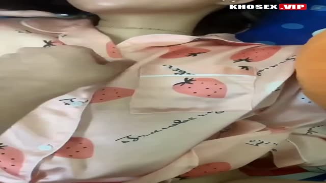 Cởi áo chịch em khi em đang nghe điện thoại