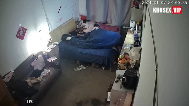 Hack Camera Cặp vợ chồng trẻ tranh thủ chịch nhau khi con đang chơi điện thoại