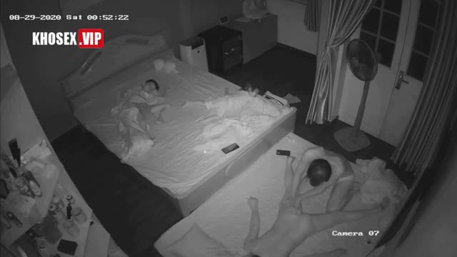 Hack Camera Hai vợ chồng dẫn bạn về nhà some con vợ dâm quá nhún như chưa bao giờ được nhún – Phần 3