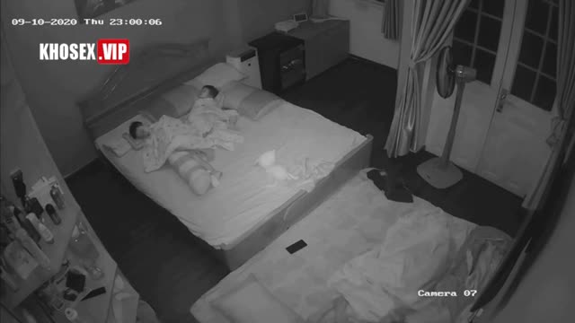 Hack Camera Hai vợ chồng dẫn bạn về nhà some con vợ dâm quá nhún như chưa bao giờ được nhún – Phần 2