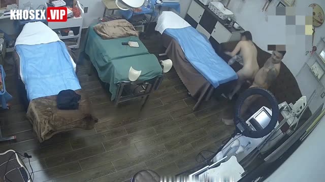Hack camera Đại ca xăm trổ đụ chị chủ spa vú to rên la
