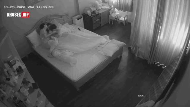Hack Camera Hai vợ chồng dẫn bạn về nhà some con vợ dâm quá nhún như chưa bao giờ được nhún