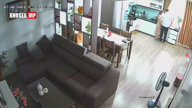 Hack Camera Cặp vợ chồng việt vợ đang nấu ăn thì chồng lột đồ bú lồn và bế lên chịch khắp nhà – Phần 1