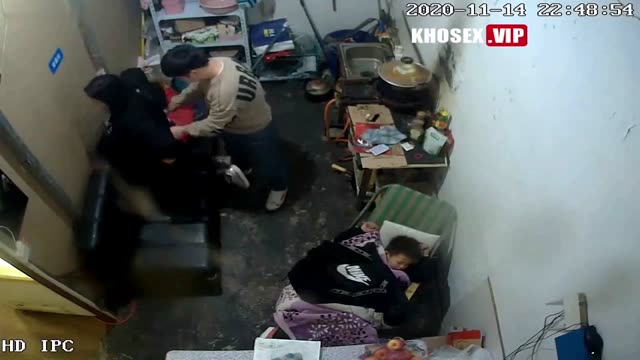 Hack Camera hai vợ chồng tranh thủ lúc con ngủ địt nhau luôn trong nhà bếp
