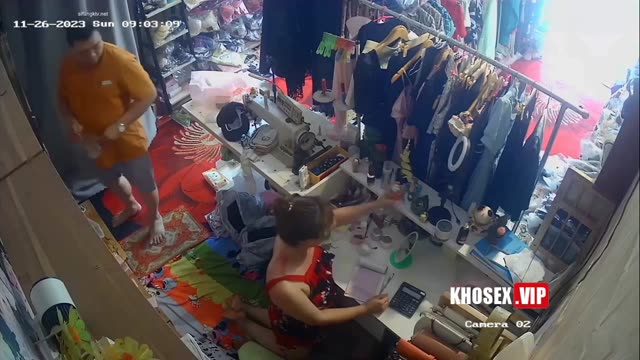Hack Camera Chủ cửa hàng quần áo bôi thuốc cho vợ, tranh thủ con chơi địt vợ luôn vì quá nứng