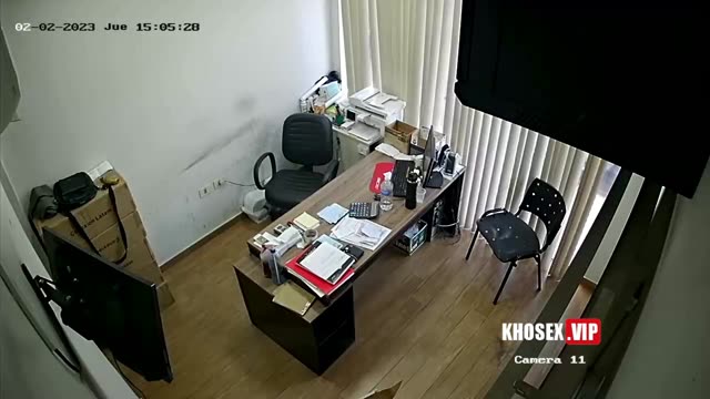 Hack Camera Ông sếp bụng phệ địt em thư ký mặc lọt khe đỏ ngay trong phòng làm việc – Phần 1