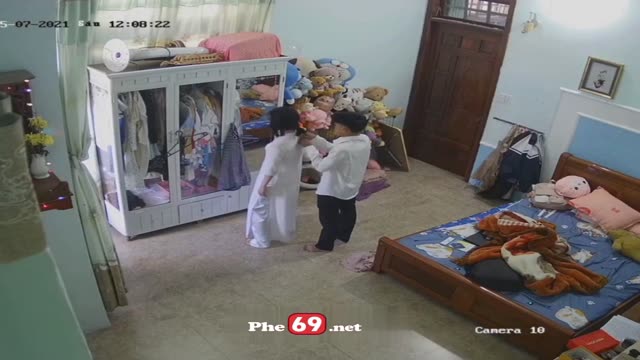Hack Camera Hai chị em nhà này vờn địt nhau khi bố mẹ đi vắng (Full Ngày và Đêm) – Phần 1