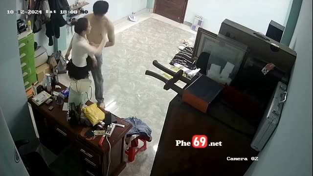 Hack Camera cặp vợ chồng trẻ cô vợ mặc váy dâm quá địt xong là bú cặc liền (Full)