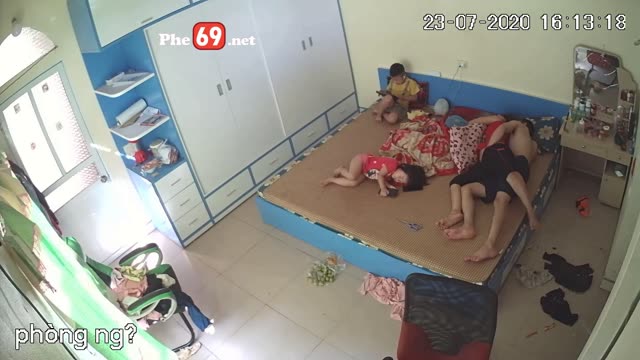 Hack Camera Cặp vợ chồng dâm đãng chịch nhau trước mặt con nhỏ – Phần 2