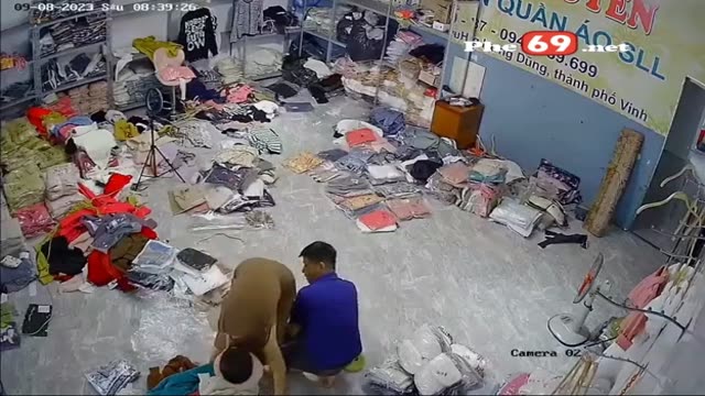 Hack camera em gái chủ shop quần áo ở Vinh bị chồng nứng cặc đòi địt xem mà như là bị hiếp dâm vậy (Full)