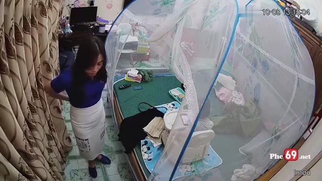 Hack Camera cặp vợ chồng trẻ vợ vừa đi làm về là cởi váy trèo lên giường địt (Full)