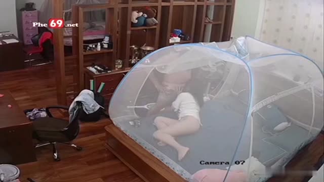 Hack camera cặp vợ chồng chịch bất chấp giờ giấc nay đổi kiểu vào trong mùng chịch