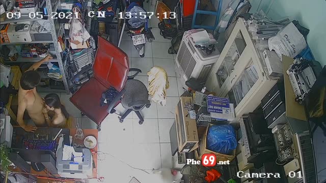 Hack cam 2 vợ chồng tranh thủ chịch nhau tại bàn làm việc của chồng