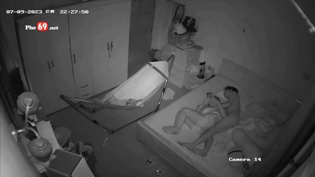 Hack cam cặp vợ chồng tranh thủ con ngủ địt hăng say