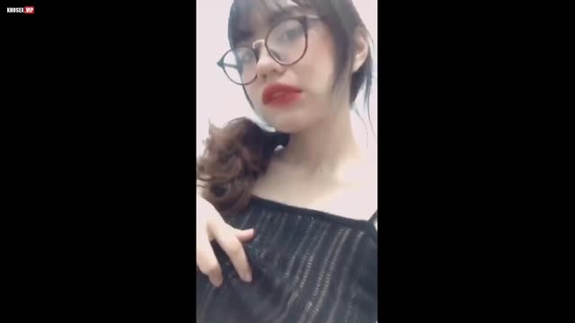 Đặng Xuân Thảo 2k3 em sinh viên kính cận lộ địt nhau cùng bạn trai