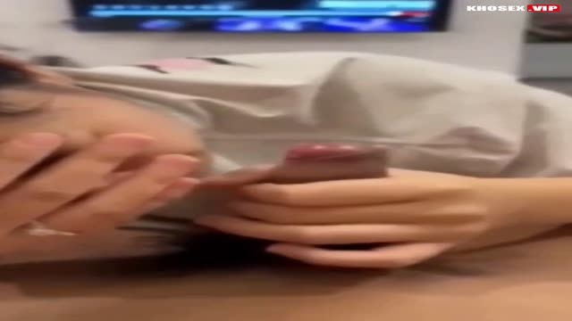 Bé Ngọc sinh viên Trường Y sung sướng khi được anh trai khoá trên doggy
