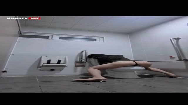 Gái say rượu trong toilet bị nhiều thằng địt
