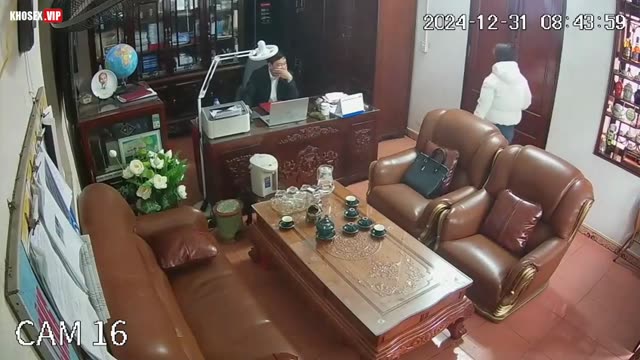 Hack camera Hiệu trưởng lộ clip lếu lều các nữ giáo viên, phụ huynh nâng điểm cho con