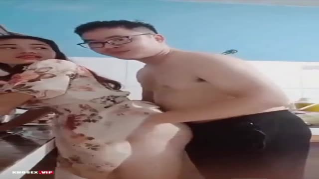 Em đang nấu ăn mà anh kéo váy em lên chịch ngay tại bếp