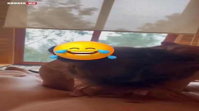 Em chổng mông lên thì anh đút vào trong mới sâu được