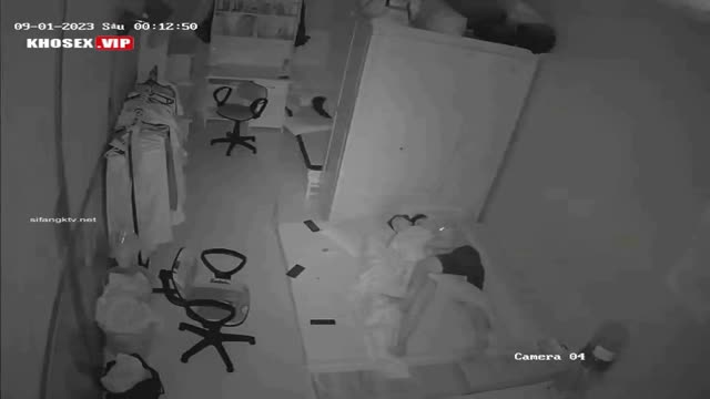Hack camera em gái chủ shop quần áo ở Vinh bị chồng nứng cặc đòi địt xem mà như là bị hiếp dâm vậy (Full) – Phần 2